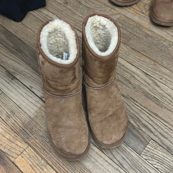Chestnut UGG - Picture 1 of 5